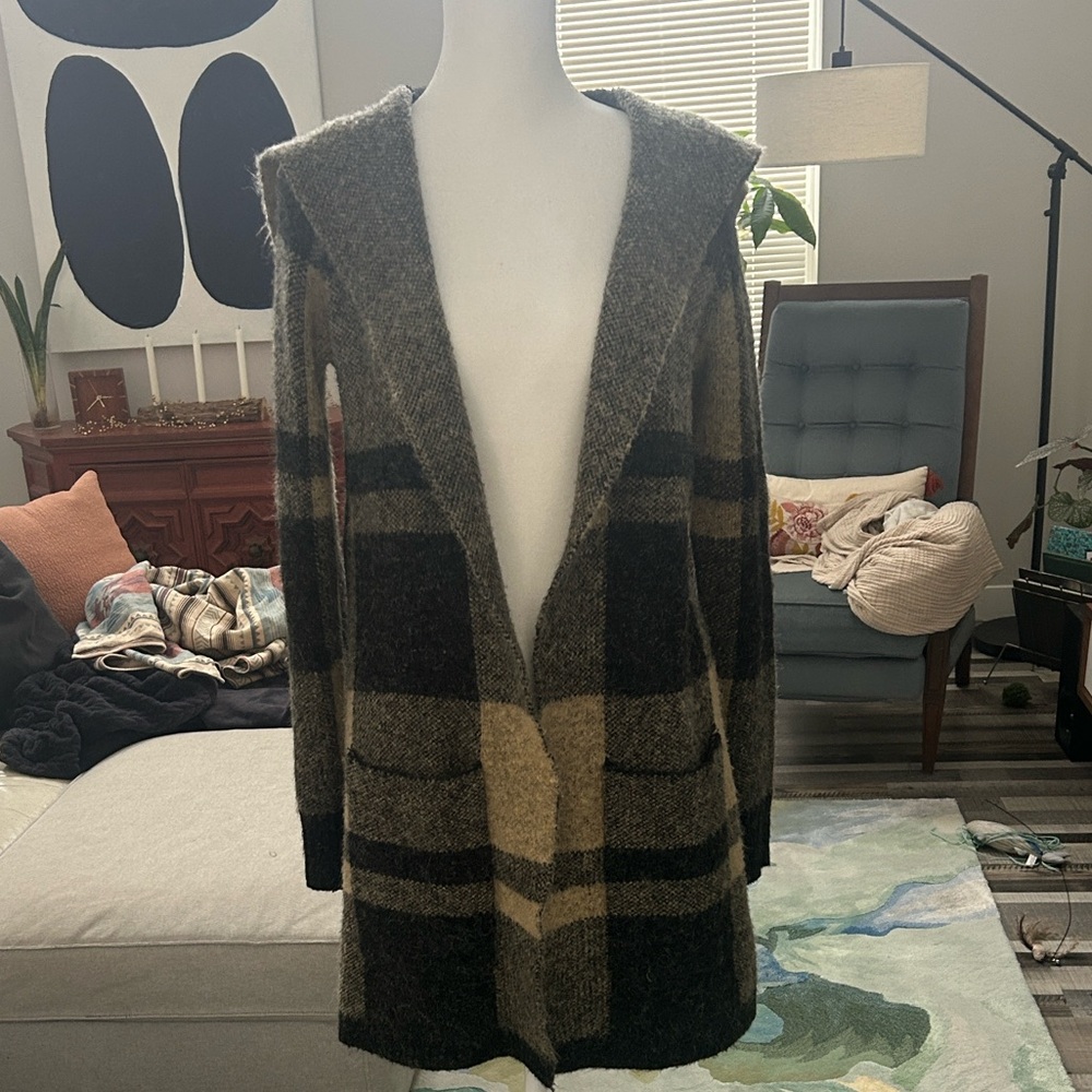 Cyrus Black and Tan Knitwear - Picture 9 of 12